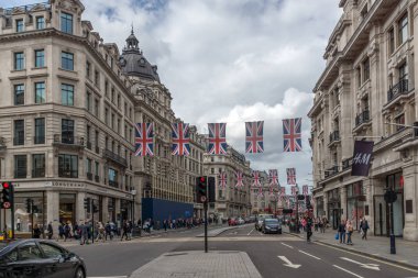 Londra, İngiltere - 16 Haziran 2016: Bulutlar üzerinde Oxford Street, London City