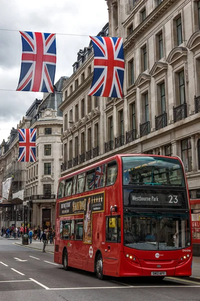 LONDRES, INGLÊS - JUNHO 16 2016: Nuvens sobre Regent Street, Cidade de Londres — Fotografia de Stock