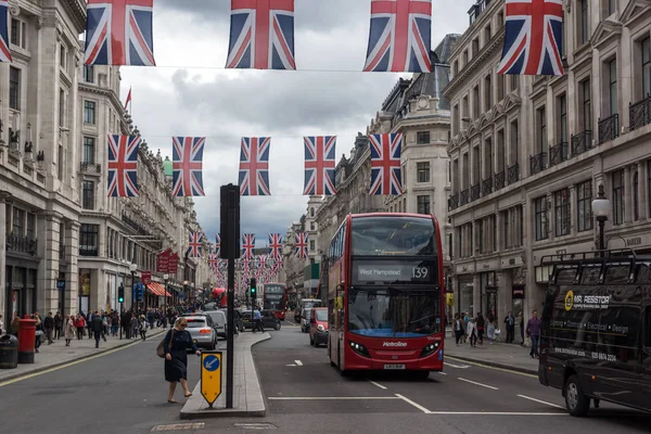 LONDRES, INGLÊS - JUNHO 16 2016: Nuvens sobre Regent Street, Cidade de Londres — Fotografia de Stock