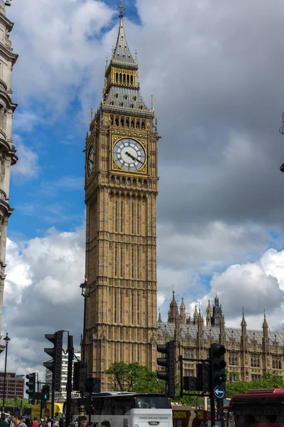 LONDRES, INGLATERRA - 16 DE JUNIO DE 2016: Casas del Parlamento con Big Ben, Westminster Palace, Londres, Inglaterra , — Foto de Stock