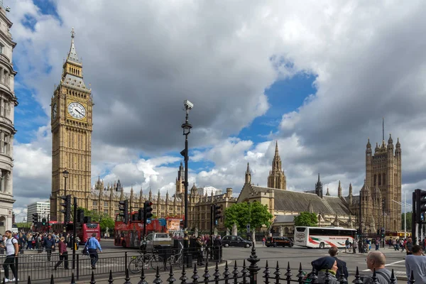 LONDRES, INGLATERRA - 16 DE JUNIO DE 2016: Casas del Parlamento con Big Ben, Westminster Palace, Londres, Inglaterra — Foto de Stock