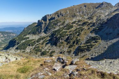Şaşırtıcı panorama Malyovishka Vadisi nehir, Rila Dağı