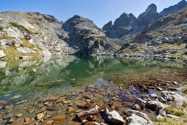 Csodálatos táj, a félelmetes tó és Kupens csúcsok, Rila-hegység — Stock Fotó