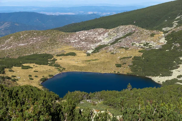 Lago Yonchevo y verdes colinas, Montaña Rila — Foto de Stock