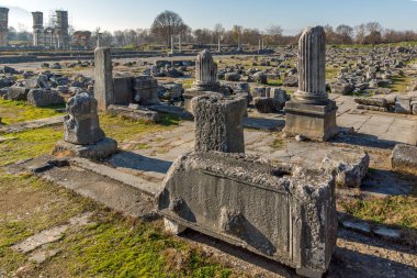 Panorama ve kalıntıları Philippi, Doğu Makedonya ve Trakya arkeolojik alanında sütun