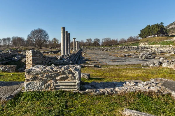 Columnas alineadas en el área arqueológica de la antigua Filipos, Macedonia Oriental y Tracia — Foto de Stock