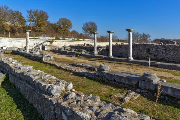 Kolumn w obszarze archeologicznych starożytnych Filippi, wschodniej części regionu Macedonia i Tracja — Zdjęcie stockowe