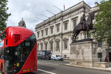 Londra, İngiltere - 16 Haziran 2016: Kırmızı buson Whitehall Street, London City