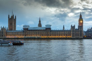 Londra - 16 Haziran 2016: Houses of Parliament, Westminster Sarayı, Londra gün batımı görünümü
