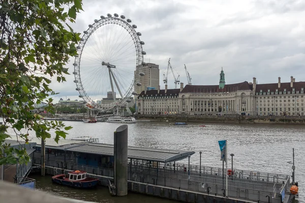 LONDON, ENGLAND - JUNE 16 2016: The London Eye and County Hall, Westminster, London, England — Stock Photo, Image