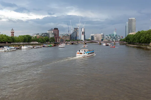 LONDRES, INGLÊS - JUNHO 16 2016: Cidade de Londres a partir de Westminster Bridge, Inglaterra — Fotografia de Stock