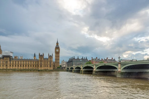 London, england - 16. juni 2016: häuser des parlaments mit großem ben von der Westminster bridge, london — Stockfoto