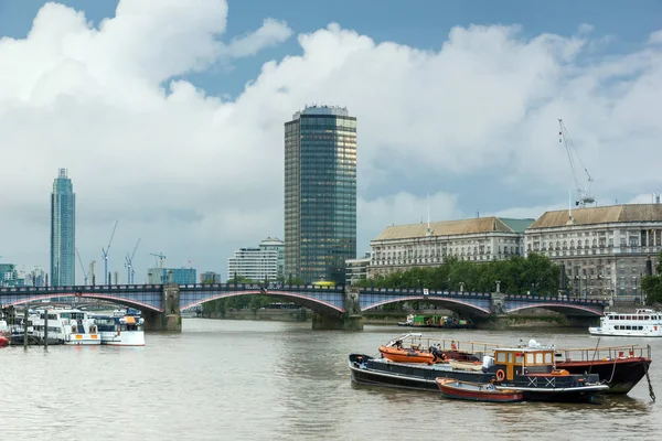 LONDRES, INGLÊS - JUNHO 16 2016: Cidade de Londres a partir de Westminster Bridge, Inglaterra — Fotografia de Stock