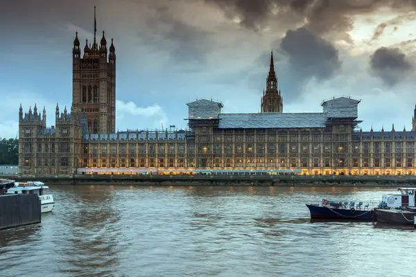 London, england - 16. juni 2016: sonnenuntergang blick auf häuser des parlaments, Westminster Palace, london, england — Stockfoto