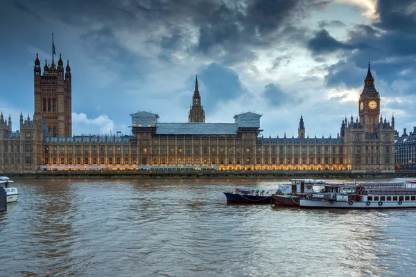 LONDRES, INGLÊS - JUNHO 16 2016: Vista do pôr-do-sol das Casas do Parlamento, Palácio de Westminster, Londres, Inglaterra — Fotografia de Stock