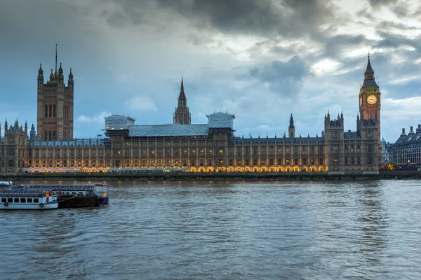 LONDRES, INGLÊS - JUNHO 16 2016: Vista do pôr-do-sol das Casas do Parlamento, Palácio de Westminster, Londres — Fotografia de Stock