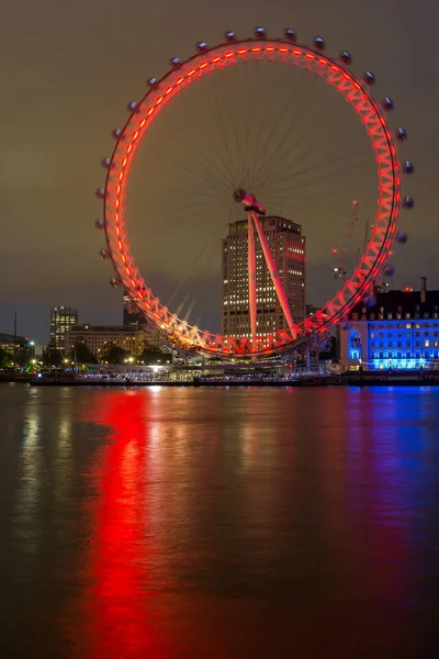 LONDRES, INGLATERRA - 16 DE JUNIO DE 2016: Foto nocturna de The London Eye and County Hall, Westminster, Londres —  Fotos de Stock