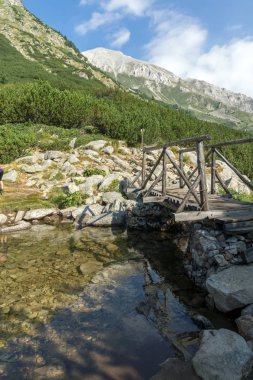 nehir ve Vihren tepe, Pirin Dağı üzerinde ahşap köprü