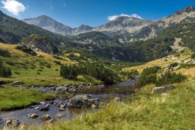 Banderishki Kınalı tepe ve dağ nehir, Pirin Dağı ile manzara