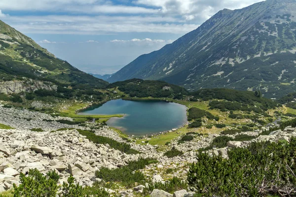 Kayalık tepeler ve üst Muratovo Gölü, Pirin Dağı — Stok fotoğraf