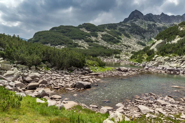 Panorama luar biasa dari puncak Rocky dan danau Muratovo Atas, Pirin Mountain — Stok Foto