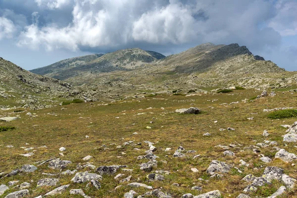 Панорама з Banderitsa проходять Спан полюс, гори Пірін — стокове фото