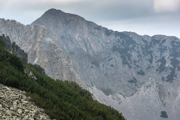 Niesamowity widok na klify Sinanitsa szczyt, góry Pirin — Zdjęcie stockowe