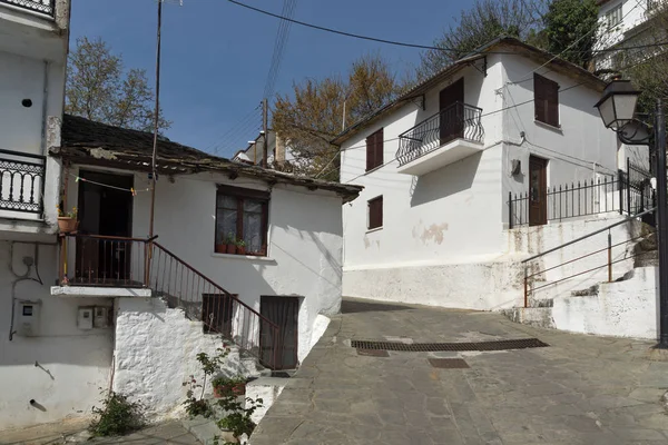 Calle de piedra y antigua casa en el pueblo de Panagia, la isla de Tasos, Macedonia Oriental y Tracia —  Fotos de Stock
