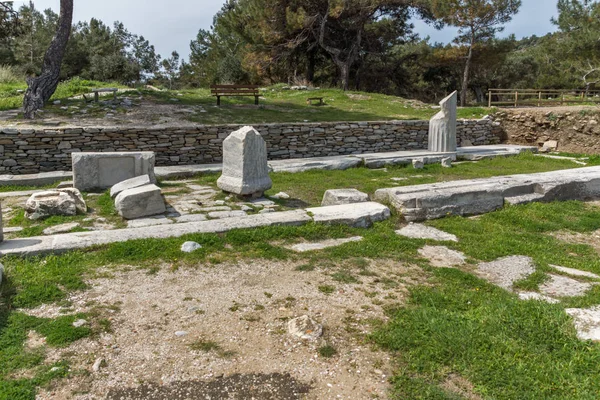 Increíble vista de las ruinas en el sitio arqueológico de Aliki, la isla de Tasos, Macedonia Oriental y Tracia — Foto de Stock