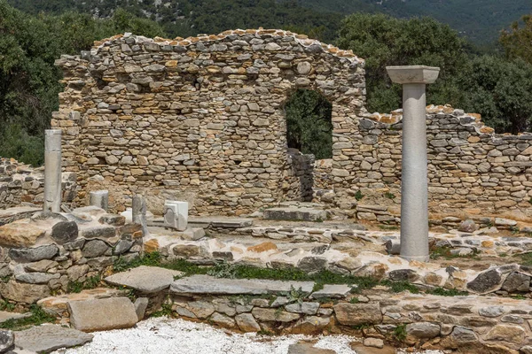 Colunas em ruínas da antiga igreja em sítio arqueológico de Aliki, ilha de Thassos, Macedônia Oriental e Trácia — Fotografia de Stock