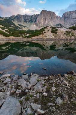 Gün batımı görünümü Sinanitsa tepe ve göl, Pirin Dağı
