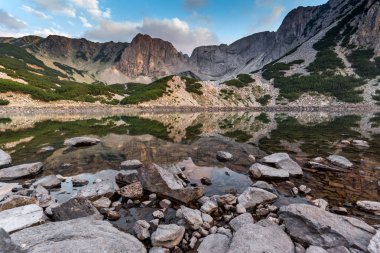 Günbatımı ile Sinanitsa tepe ve Gölü, Pirin Dağı kırmızı bulutlarda renkli