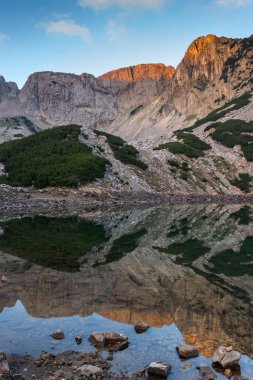 Sunrise renkli kırmızı kaya Sinanitsa tepe ve Gölü, Pirin Dağı