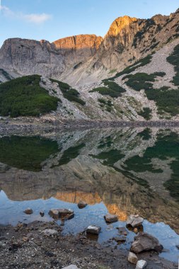 Sinanitsa tepe ve Gölü, Pirin Dağı kırmızı taşlarla gündoğumu