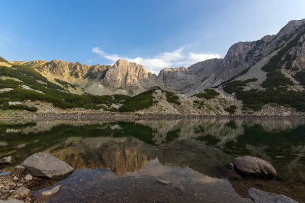 Menakjubkan panorama sekitar Sinanitsa puncak dan refleksi di danau, Pirin Gunung — Stok Foto