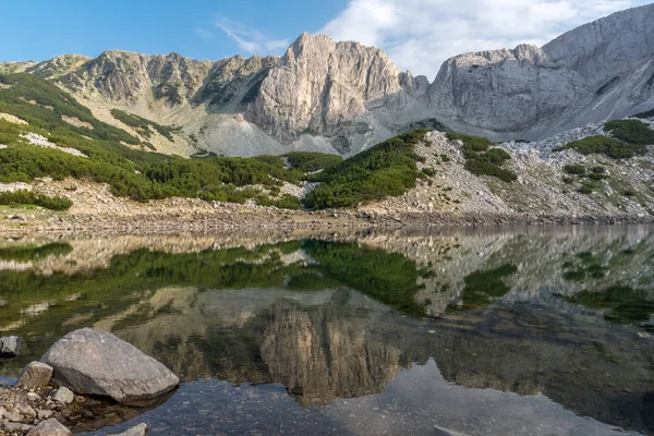 Batuan putih Sinanitsa puncak dan refleksi di danau, Pirin Gunung — Stok Foto