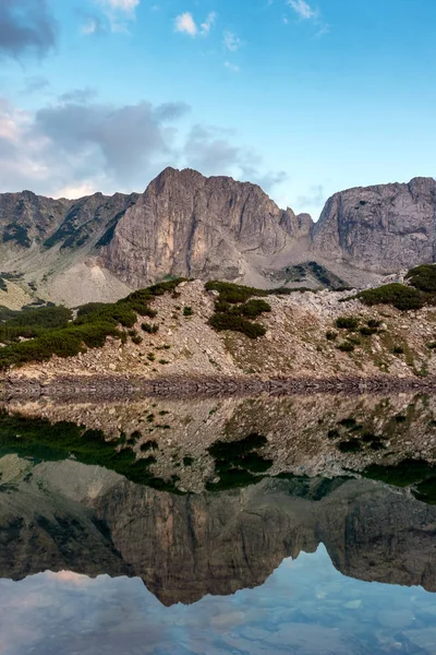 Úžasný západ slunce Sinanitsa píku a jezera, pohoří Pirin — Stock fotografie