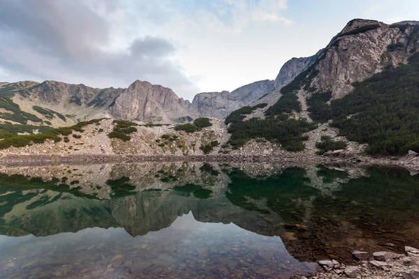 Pôr do sol com Colorido em rocha vermelha perto de Sinanitsa pico e do lago, Pirin Mountain — Fotografia de Stock