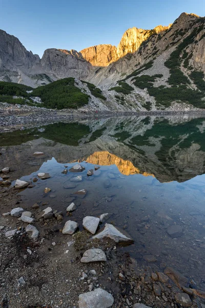 Nascer do sol com Colorido em rocha vermelha de Sinanitsa pico e do lago, Pirin Mountain — Fotografia de Stock