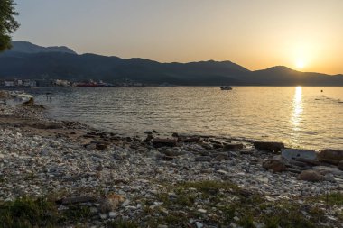 Deniz Thassos şehirde, Doğu Makedonya ve Trakya eski tekne şaşırtıcı günbatımı Manzaralı