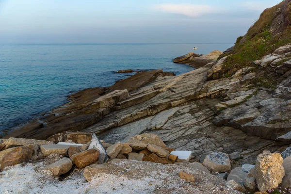 Atemberaubender Blick auf den Sonnenuntergang mit Felsen im Meer von Thassos Stadt, Ostmakedonien und Thrakien — Stockfoto