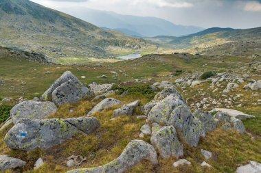 Kayalık dağ eteğindeki taş yığını ve Spanopolsko Gölü, Pirin Dağı manzara