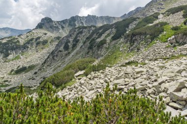 Kayalık tepe Banderitsa yolu üzerinde peyzaj geçmek, Pirin Dağı