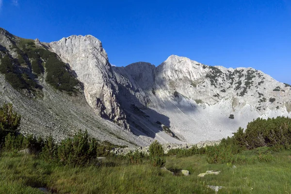 Cielo despejado sobre el pico Sinanitsa, montaña Pirin — Foto de Stock