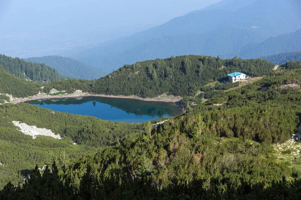 Increíble panorama con cielo despejado del lago Sinanitsa, Montaña Pirin —  Fotos de Stock