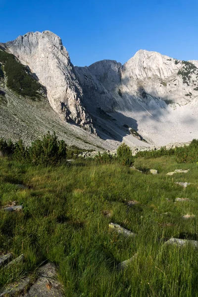 Vista incredibile di rocce vicino Sinanitsa picco, Pirin Mountain — Foto Stock