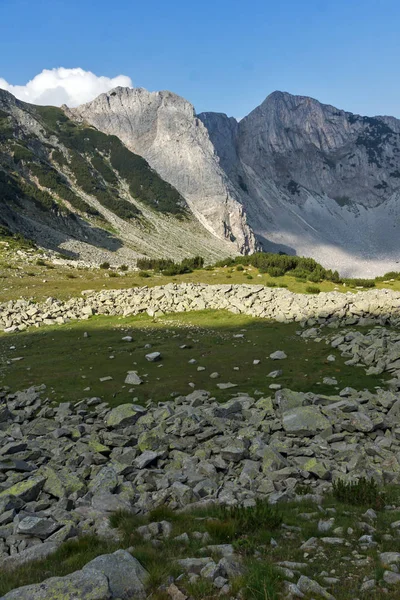 Niesamowita Panorama skał piku Sinanitsa pokryte cień, góry Pirin — Zdjęcie stockowe