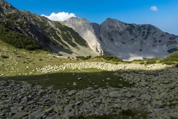 Niesamowita Panorama skał piku Sinanitsa pokryte cień, góry Pirin — Zdjęcie stockowe