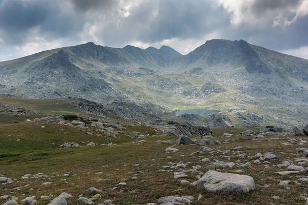 Rocky scree та Spanopolsko озера, гори Пірін — стокове фото