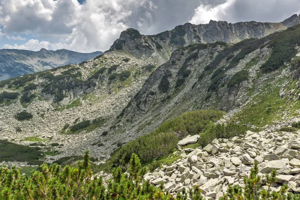 Niesamowity krajobraz skalistych wzgórz na drodze do Banderitsa przekazać, góry Pirin — Zdjęcie stockowe